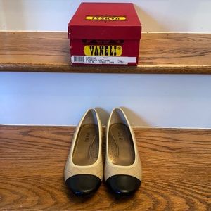 Vaneli Serene Pudding Black Sandals